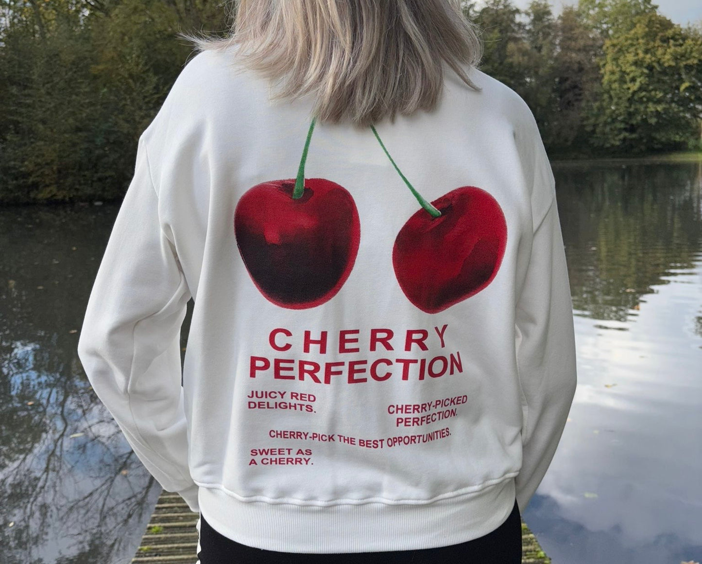 Witte cherry sweater