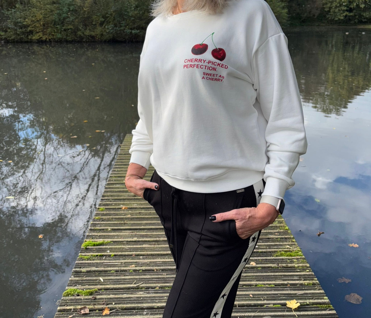 Witte cherry sweater